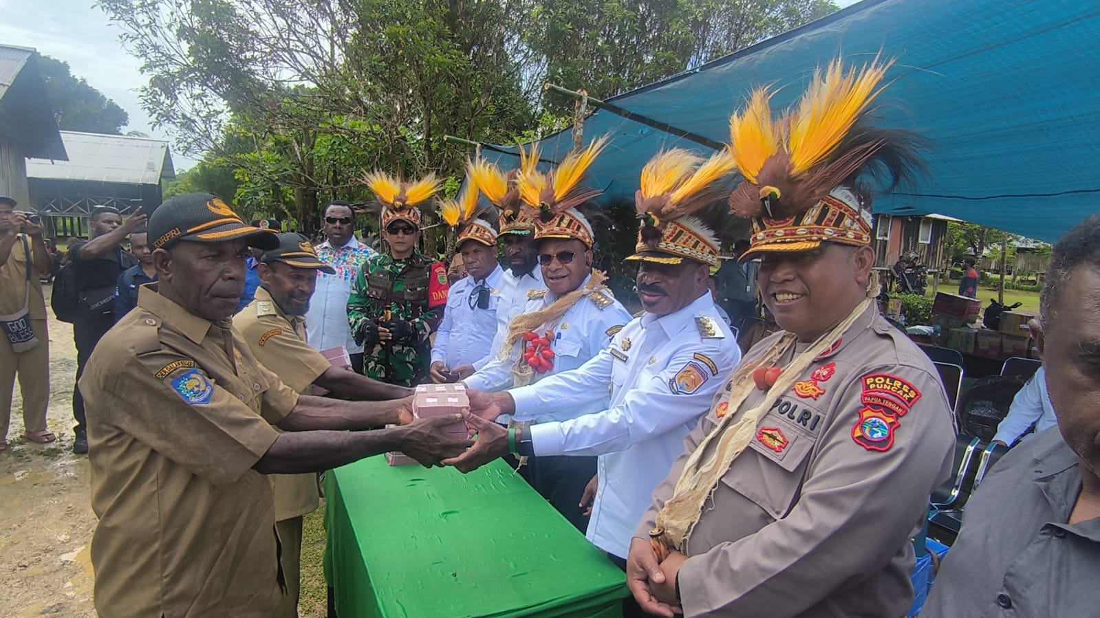 Bupati dan Wakil Bupati Puncak Salurkan Dana Kampung di Distrik Doufo dan Dervos